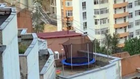 Imaginea zilei // O trambulină pentru copii și o mică piscină, instalată pe acoperișul unui bloc de locuit